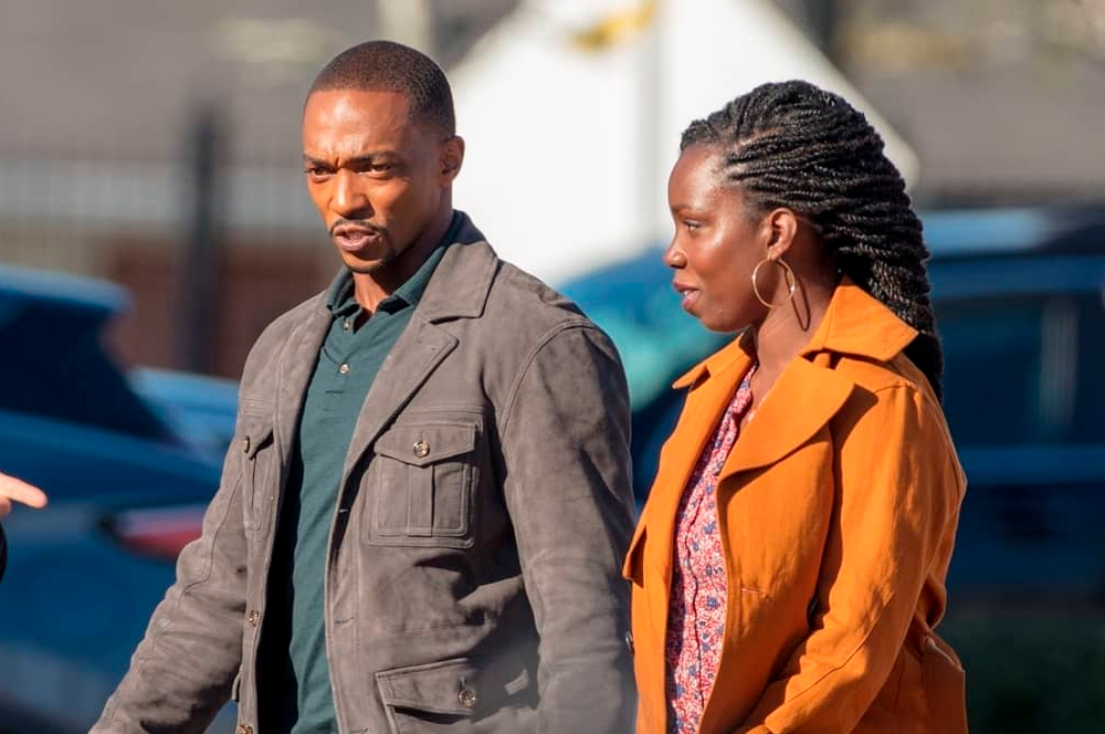 Anthony Mackie e Adepero Oduye em imagem dos sets de "Falcão e o Soldado Invernal"
