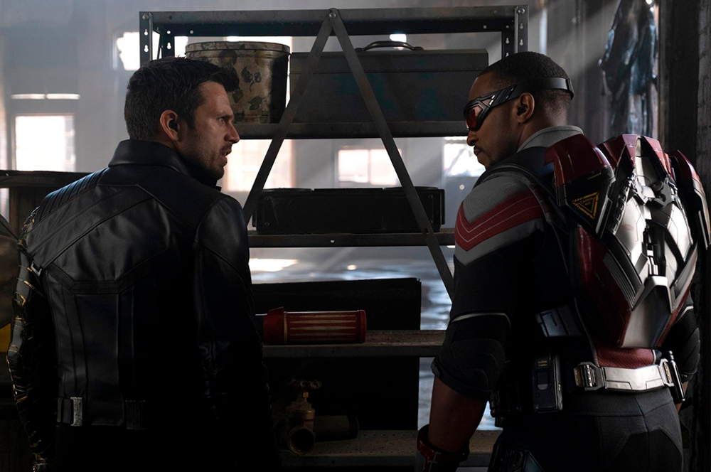 Bucky Barnes e Sam Wilson em "Falcão e o Soldado Invernal.