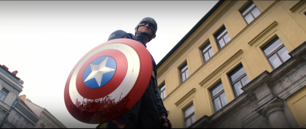 John Walker com o escudo ensanguentado após matar o apátrida
