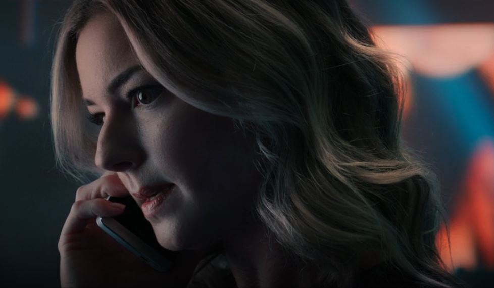Sharon Carter falando ao telefone com um personagem francês misterioso