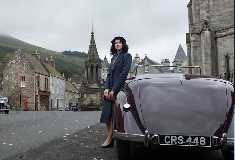 Cena de Outlander em Falkland, Fife, Escócia (Imagem: Reprodução/Starz)