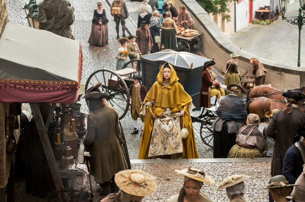 Cena de Outlander na Radnicke Schoody, em Praga, República Checa (Imagem: Reprodução/Starz)