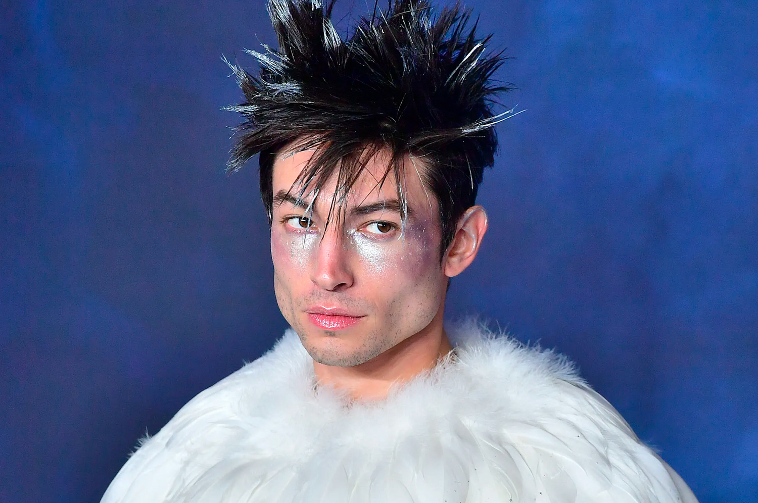 Ezra Miller divide opiniões em polêmica