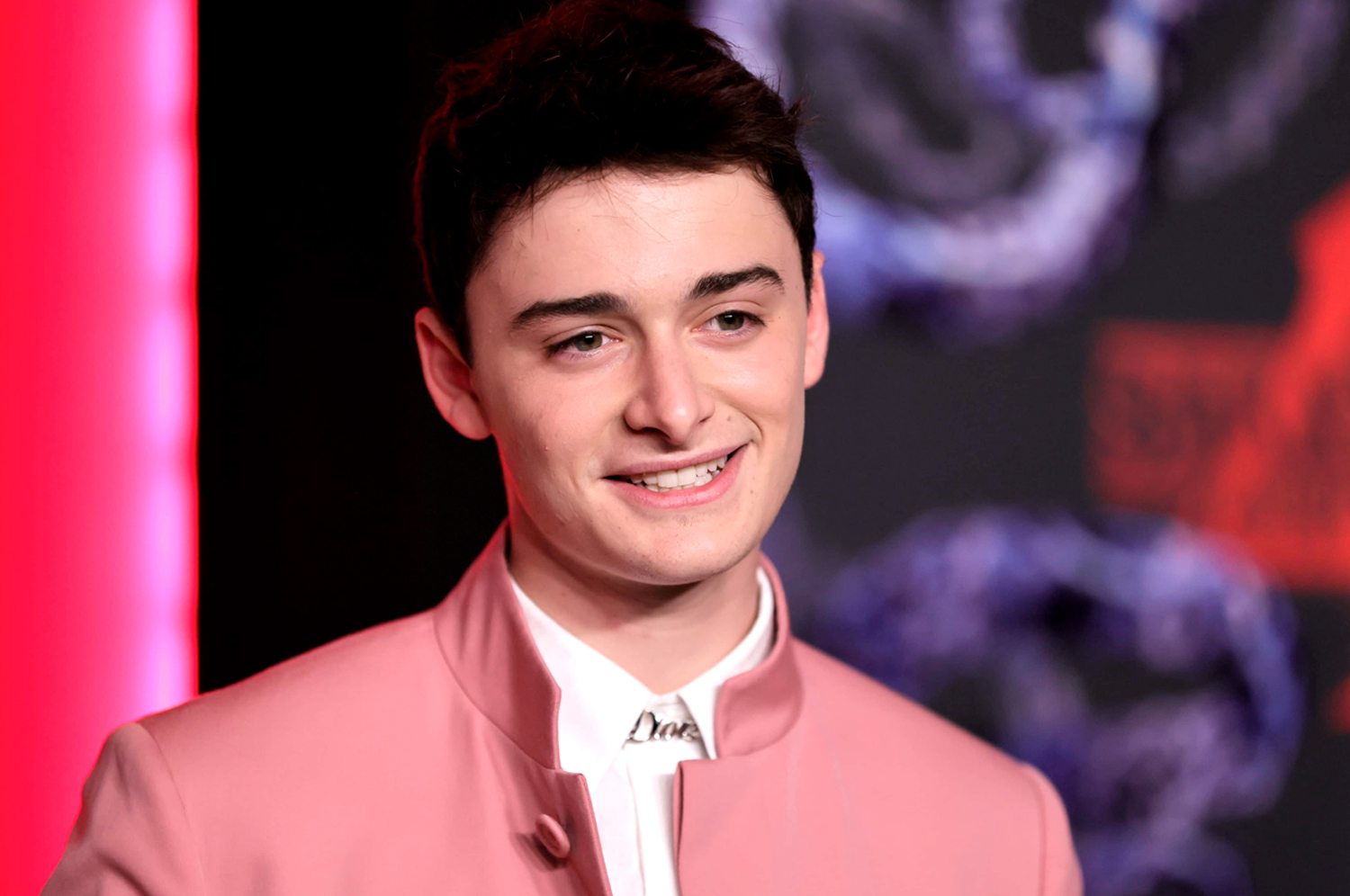 Após ser exposta por Noah Schnapp, cantora ofende ator com palavrões e revolta fãs; entenda!