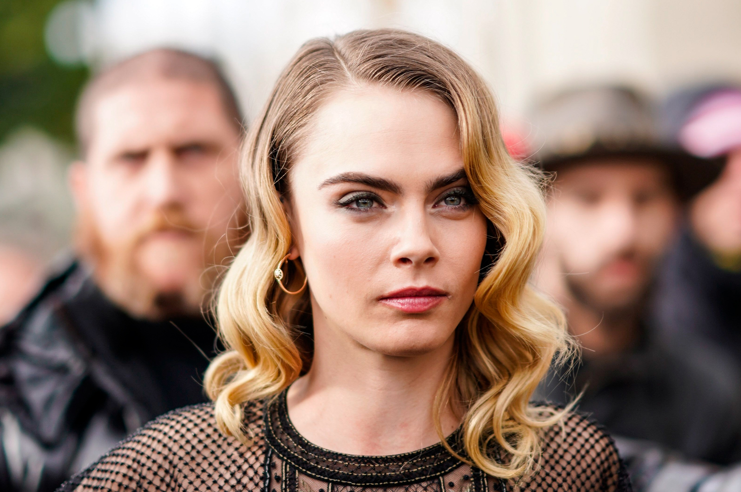 Após ser flagrada em condição vulnerável, Cara Delevingne se pronuncia pela 1ª vez nas redes sociais