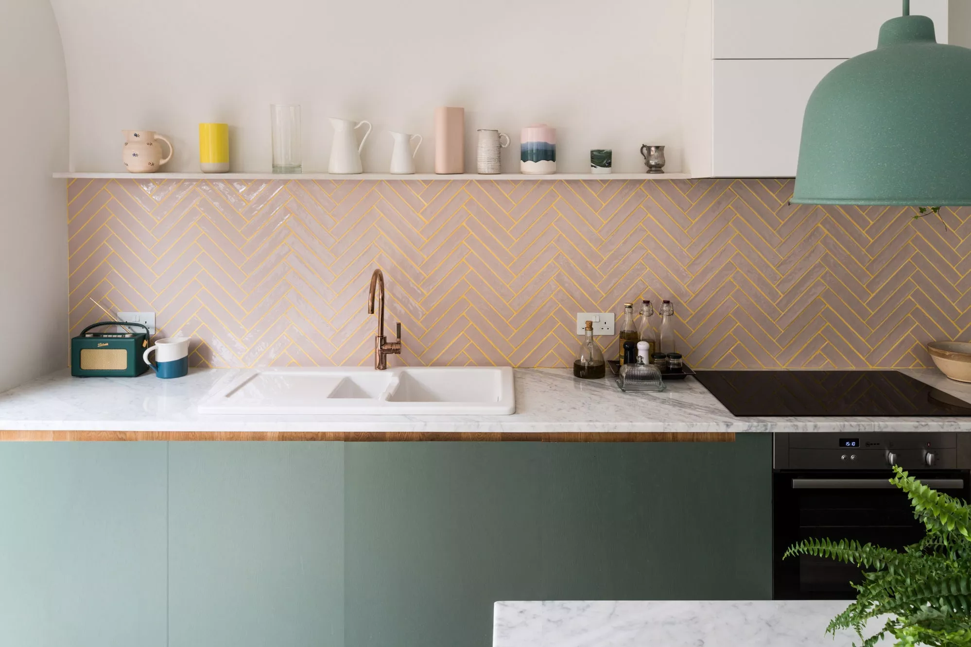 cozinha com backsplash espinha de peixe
