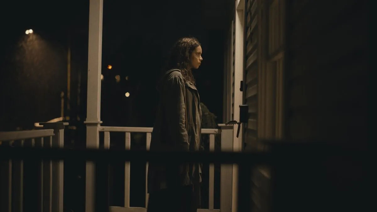 Mulher descobre um segredo aterrorizante na casa onde estava hospedada nesse novo filme de terror do Star+. Conheça 'Noites Brutais'! (Imagem: Reprodução/ 20th Century Fox)