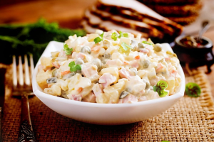 Receita de Salada Russa perfeita para suas refeições, cheia de legumes e nutrientes