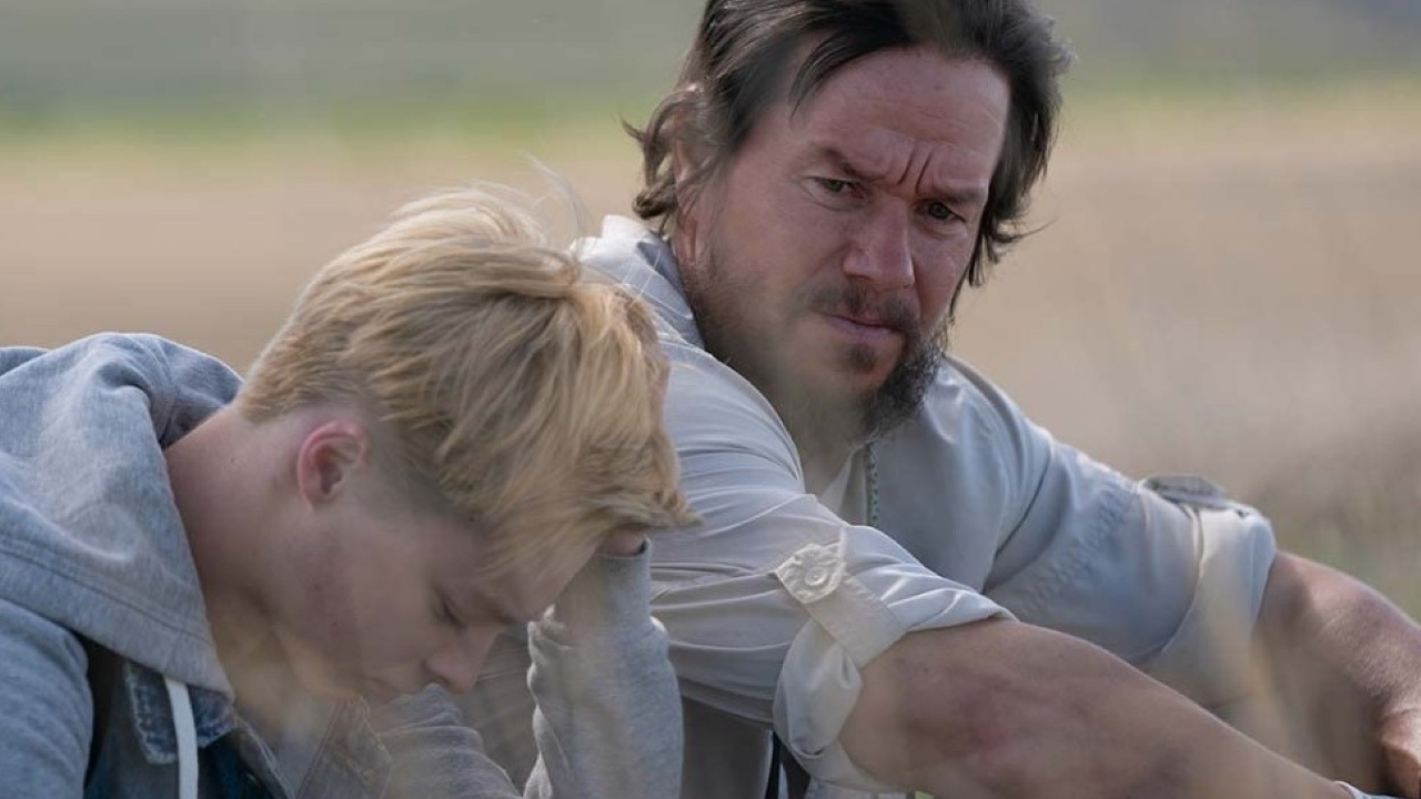 Mark Wahlberg como Joe e Reid Miller como Jadin em Joe Bell: Você Nunca Andará Sozinho (Reprodução)