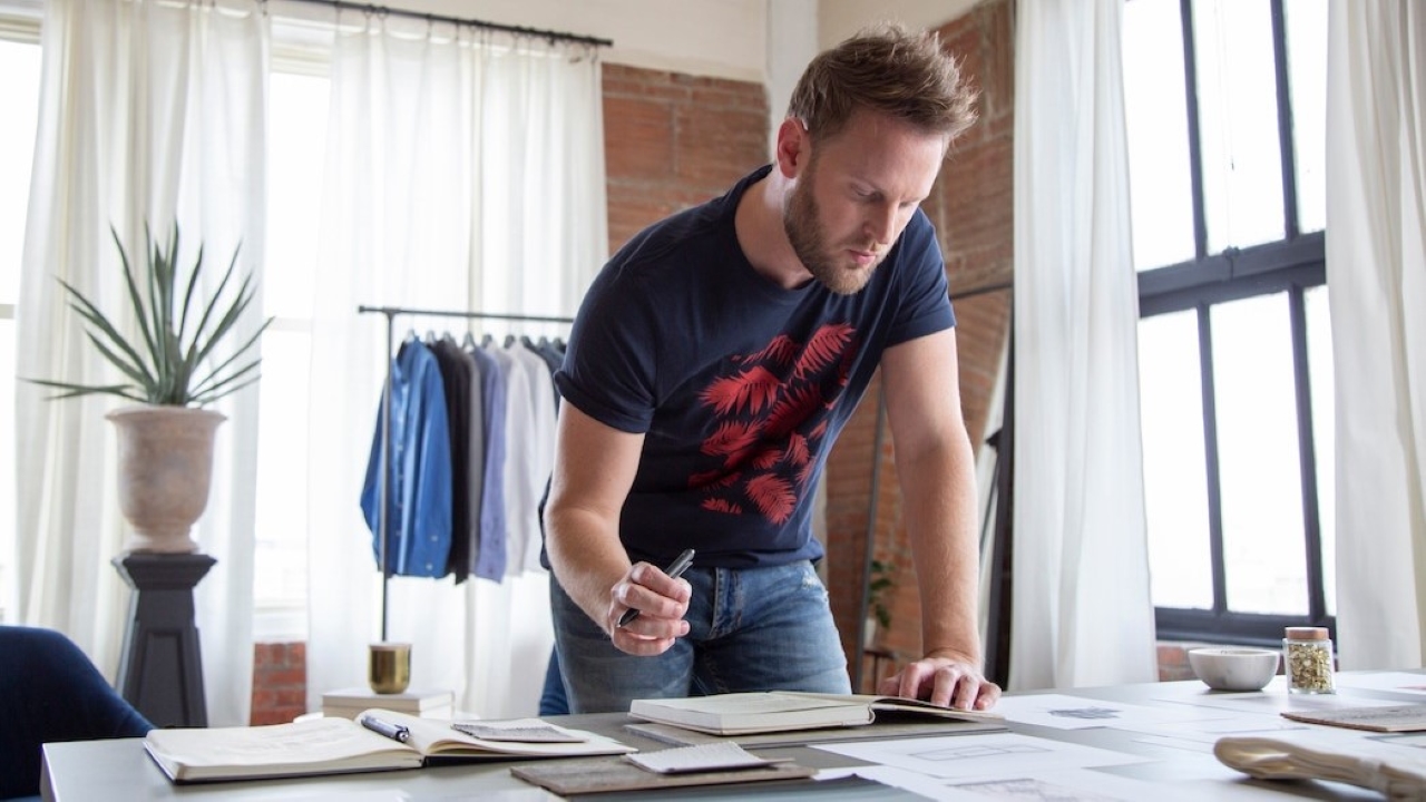 Bobby Berk em Queer Eye (Divulgação / Netflix)
