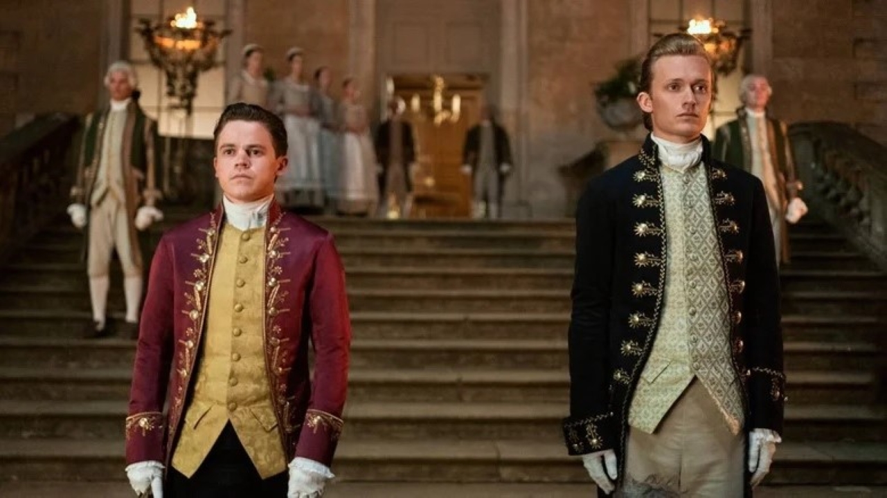 Brimsley (Sam Clemmett) e Reynolds (Freddie Dennis) em Rainha Charlotte: Uma História Bridgerton (Reprodução / Netflix)