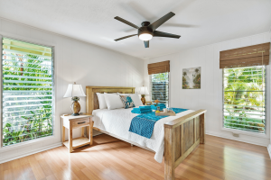 quarto com ventilador de teto com luz