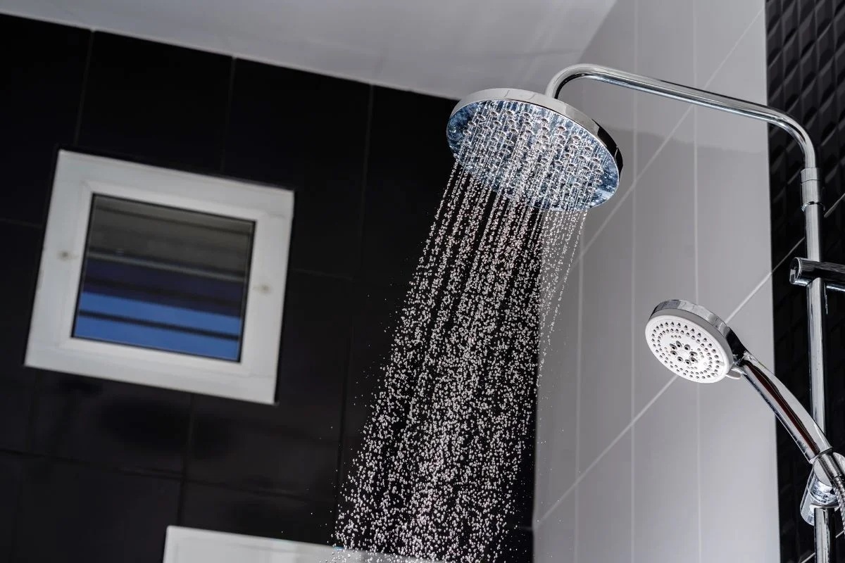 ducha em banheiro