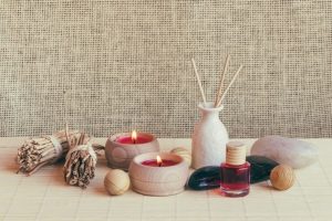 Pedras, velas, loção (Foto: Freepik)