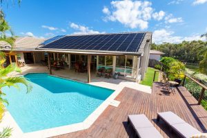 piscina com deck de madeira inspirações
