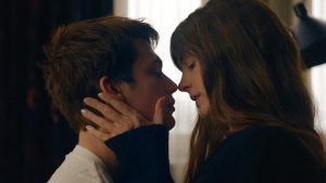 Anne Hathaway e Nicholas Galitzine em Uma Ideia de Você (Reprodução / Prime Video)