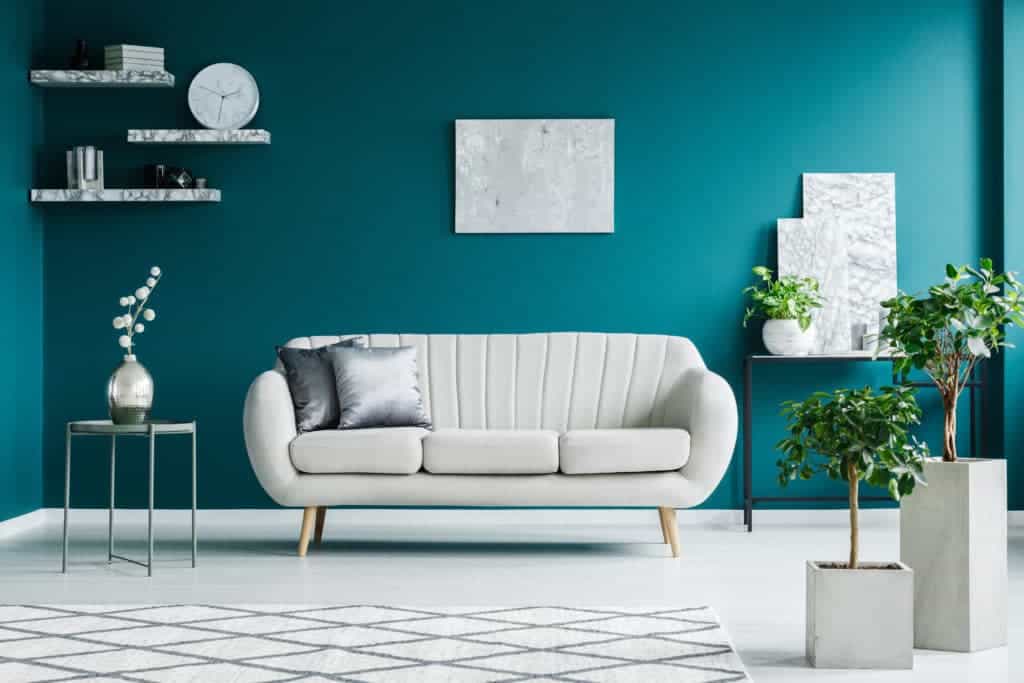 azul-turquesa em parede de sala
