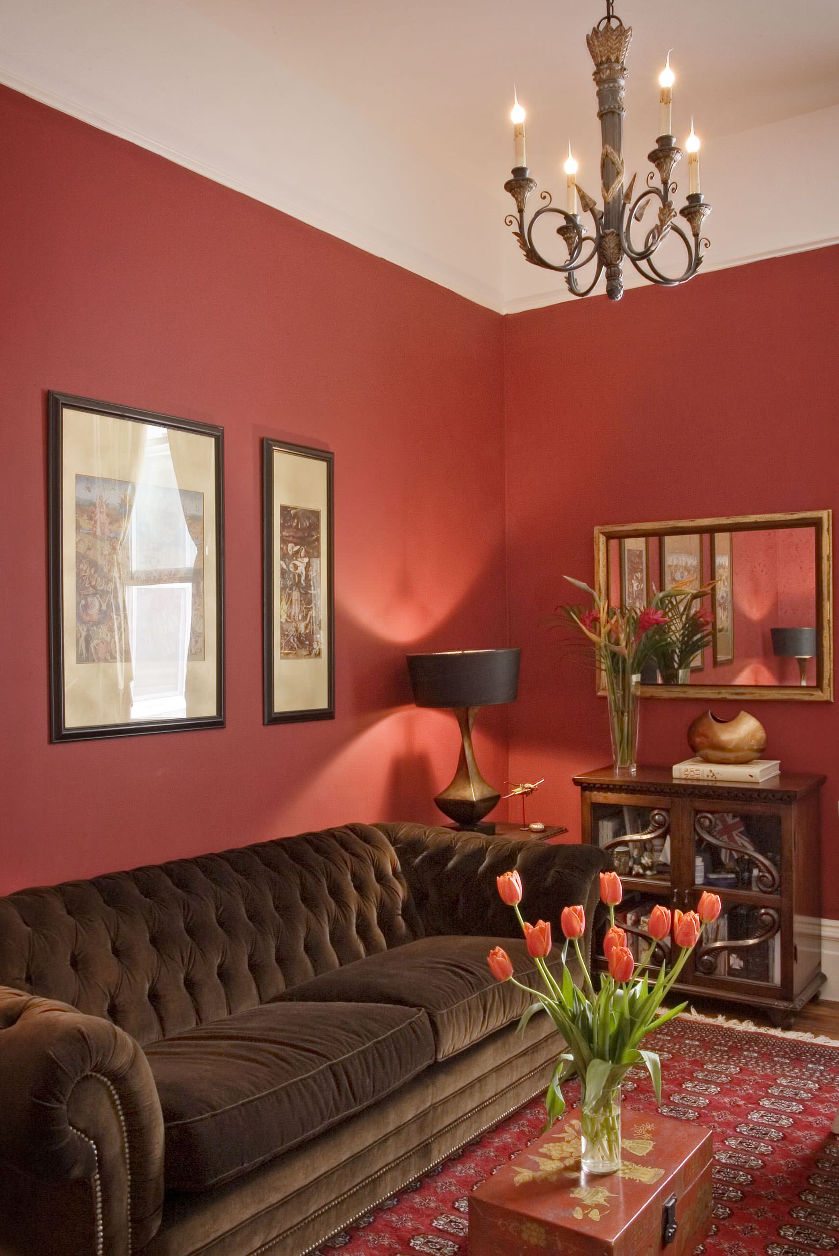 sala de estar com paredes vermelhas