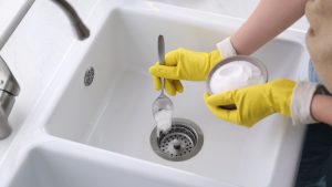 Elimine o mau cheiro no ralo com apenas 2 ingredientes em casa