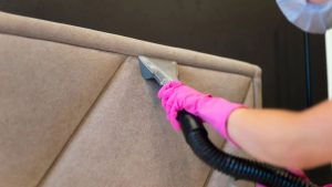 Saiba como limpar cabeceira de cama de corino ou tecido com truques que funcionam de verdade