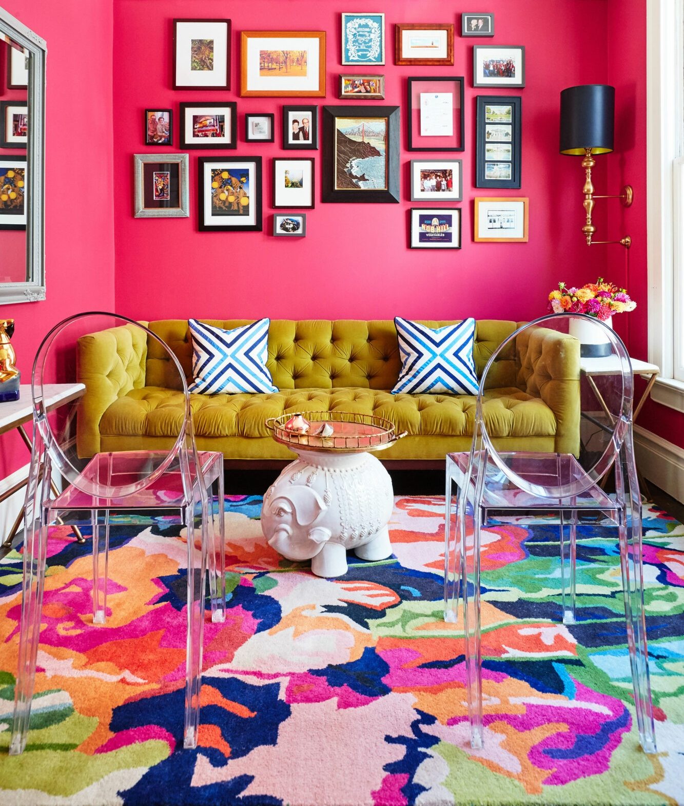 tapete e parede com cores fortes em sala de estar