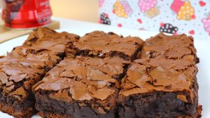 Brownie de Nescau cremoso que derrete na boca; casquinha crocante garantida