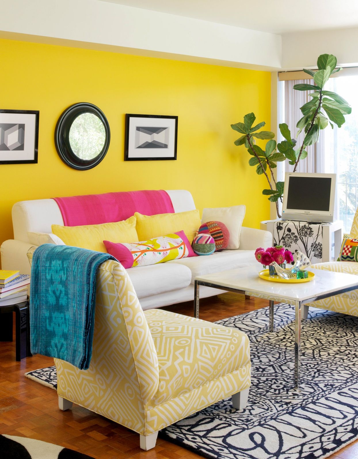 parede amarelo brilhante em sala de estar