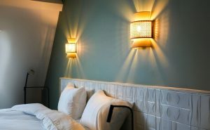 Arandelas recarregáveis quarto de casal decorado