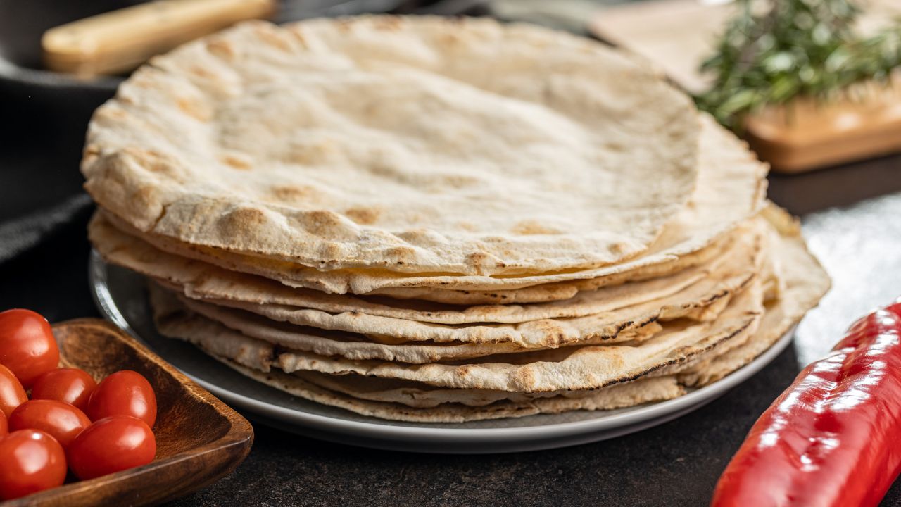 Receita de pão sírio caseiro que infla e fica macio de verdade