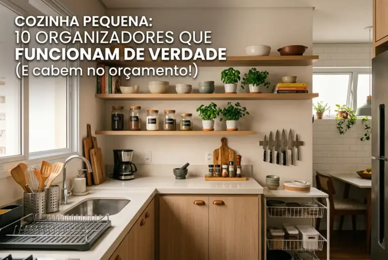 Cozinha moderna minimalista com prateleiras de madeira e plantas